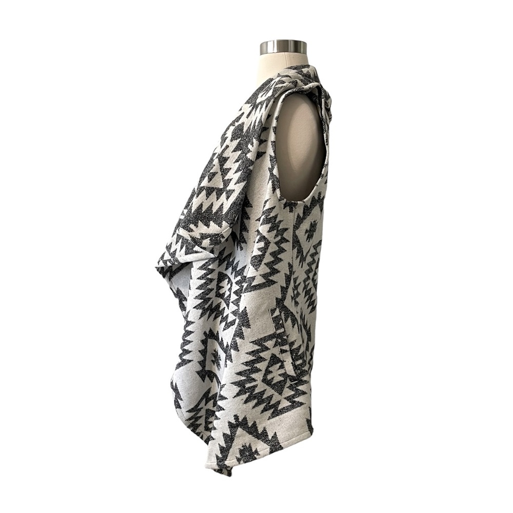 Me Jane Womens Tribal Pattern Vest w/ Pockets Size Large Gray & White in Color - Picture 4 of 6